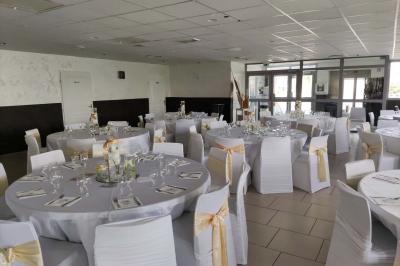 Assiette de saumon fumé avec tranches de citron vert, toasts garnis de crème et tomate, présentée sur un fond noir.