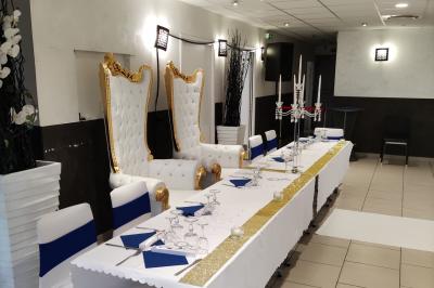 Assiette de saumon fumé avec tranches de citron vert, toasts garnis de crème et tomate, présentée sur un fond noir.