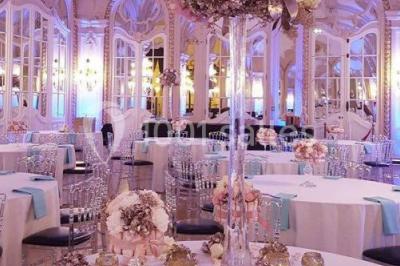 Salle avec des fauteuils rayés colorés, murs recouverts de végétation et éclairage tamisé.