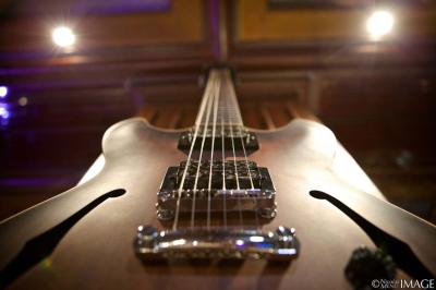 Salle avec des fauteuils rayés colorés, murs recouverts de végétation et éclairage tamisé.