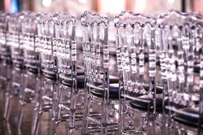 Salle avec des fauteuils rayés colorés, murs recouverts de végétation et éclairage tamisé.