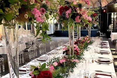 Salle avec des fauteuils rayés colorés, murs recouverts de végétation et éclairage tamisé.