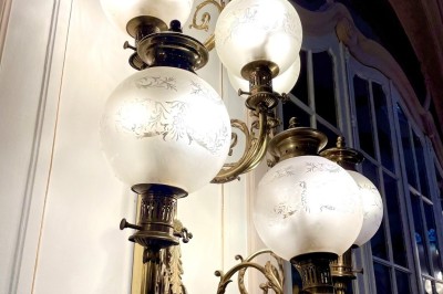 Salle avec des fauteuils rayés colorés, murs recouverts de végétation et éclairage tamisé.