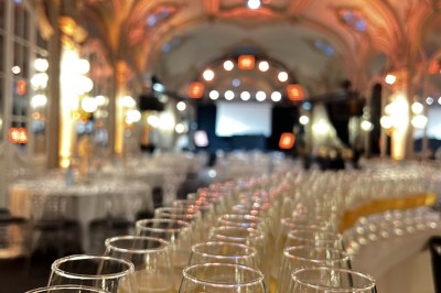 Salle avec des fauteuils rayés colorés, murs recouverts de végétation et éclairage tamisé.