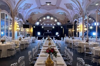 Salle avec des fauteuils rayés colorés, murs recouverts de végétation et éclairage tamisé.