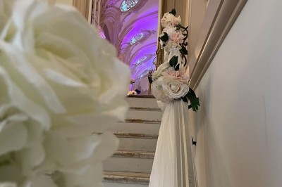 Salle avec des fauteuils rayés colorés, murs recouverts de végétation et éclairage tamisé.