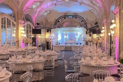 Salle avec des fauteuils rayés colorés, murs recouverts de végétation et éclairage tamisé.