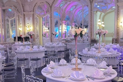 Salle avec des fauteuils rayés colorés, murs recouverts de végétation et éclairage tamisé.