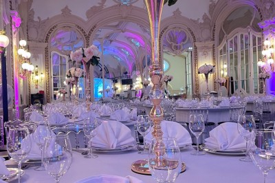 Salle avec des fauteuils rayés colorés, murs recouverts de végétation et éclairage tamisé.