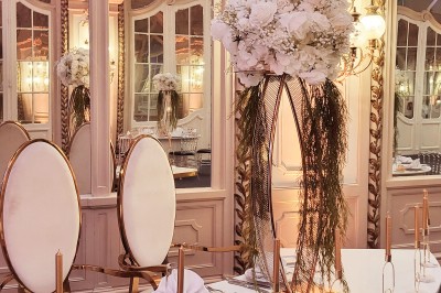 Salle avec des fauteuils rayés colorés, murs recouverts de végétation et éclairage tamisé.
