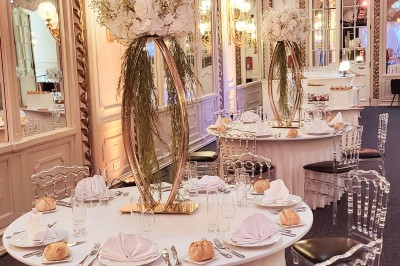 Salle avec des fauteuils rayés colorés, murs recouverts de végétation et éclairage tamisé.