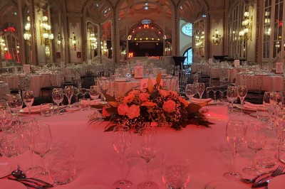 Salle avec des fauteuils rayés colorés, murs recouverts de végétation et éclairage tamisé.