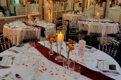 Salle avec des fauteuils rayés colorés, murs recouverts de végétation et éclairage tamisé.