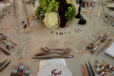 Salle avec des fauteuils rayés colorés, murs recouverts de végétation et éclairage tamisé.