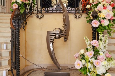 Salle avec des fauteuils rayés colorés, murs recouverts de végétation et éclairage tamisé.