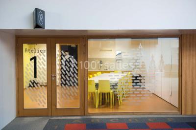 Un groupe de personnes rassemblé sous un grand parasol éclairé par des lumières violettes, dans un jardin de nuit.