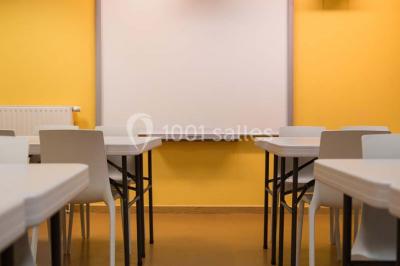 Un groupe de personnes rassemblé sous un grand parasol éclairé par des lumières violettes, dans un jardin de nuit.