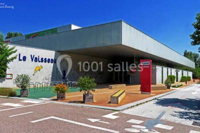 Un groupe de personnes rassemblé sous un grand parasol éclairé par des lumières violettes, dans un jardin de nuit.