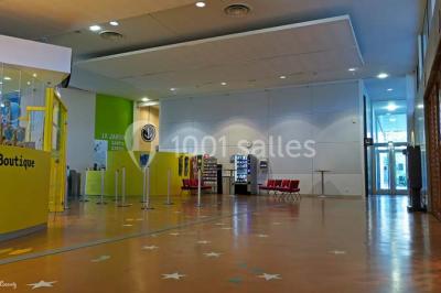 Un groupe de personnes rassemblé sous un grand parasol éclairé par des lumières violettes, dans un jardin de nuit.