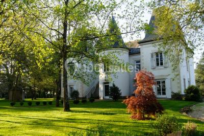 Salle de réunion avec des chaises disposées face à un écran de projection allumé, éclairage tamisé.
