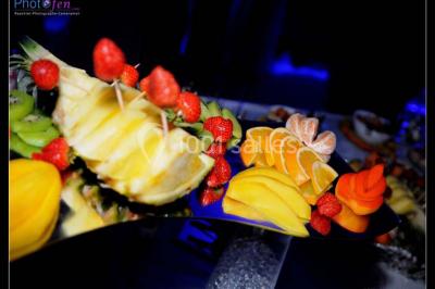Salle de bain lumineuse avec deux lavabos, miroirs et murs ornés de mosaïques dorées.