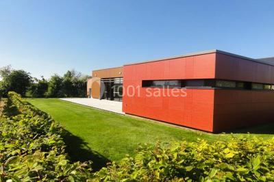 Cuisine avec un évier en inox, un plan de travail sombre, un réfrigérateur blanc et des murs bleus.