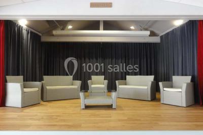 Cuisine avec un évier en inox, un plan de travail sombre, un réfrigérateur blanc et des murs bleus.