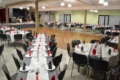 Cuisine avec un évier en inox, un plan de travail sombre, un réfrigérateur blanc et des murs bleus.