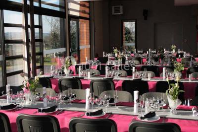 Cuisine avec un évier en inox, un plan de travail sombre, un réfrigérateur blanc et des murs bleus.