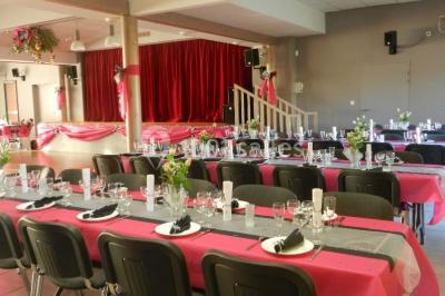 Cuisine avec un évier en inox, un plan de travail sombre, un réfrigérateur blanc et des murs bleus.