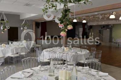 Cuisine avec un évier en inox, un plan de travail sombre, un réfrigérateur blanc et des murs bleus.