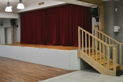 Miniature Location salle Montabard (Orne) - Espace Culturel Les Colonnes #29 Comptoir en bois et marbre dans une salle avec sol carrelé, murs clairs et portes battantes en arrière-plan.