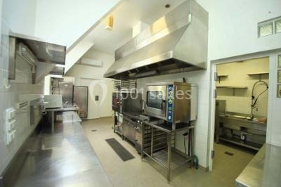 Buffet en bois décoré avec des bocaux de bonbons colorés et une guirlande ’Candy Bar’ dans un cadre rustique.