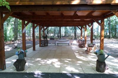 Buffet en bois décoré avec des bocaux de bonbons colorés et une guirlande ’Candy Bar’ dans un cadre rustique.