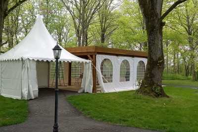 Buffet en bois décoré avec des bocaux de bonbons colorés et une guirlande ’Candy Bar’ dans un cadre rustique.