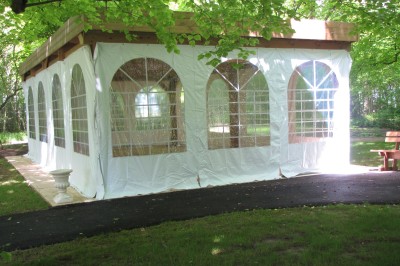 Buffet en bois décoré avec des bocaux de bonbons colorés et une guirlande ’Candy Bar’ dans un cadre rustique.