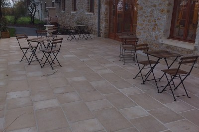Buffet en bois décoré avec des bocaux de bonbons colorés et une guirlande ’Candy Bar’ dans un cadre rustique.
