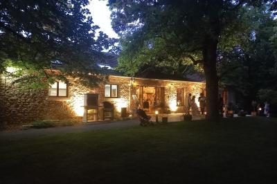 Buffet en bois décoré avec des bocaux de bonbons colorés et une guirlande ’Candy Bar’ dans un cadre rustique.