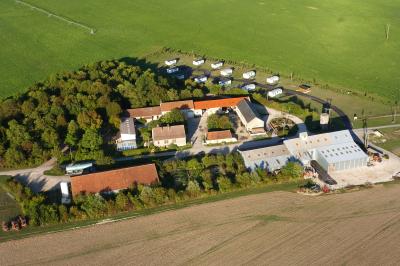 Buffet en bois décoré avec des bocaux de bonbons colorés et une guirlande ’Candy Bar’ dans un cadre rustique.