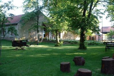 Buffet en bois décoré avec des bocaux de bonbons colorés et une guirlande ’Candy Bar’ dans un cadre rustique.