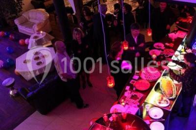 Comptoir en verre avec base en bois sculpté, entouré de portants métalliques avec des cintres noirs dans un espace moderne.