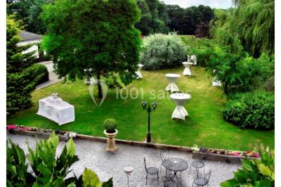 Structure gonflable noire avec cibles circulaires rouges et blanches, installée sur une pelouse en plein air.