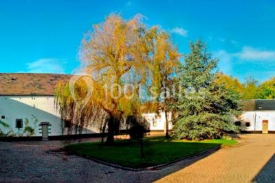 Structure gonflable noire avec cibles circulaires rouges et blanches, installée sur une pelouse en plein air.