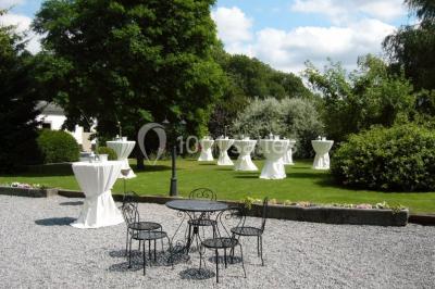 Structure gonflable noire avec cibles circulaires rouges et blanches, installée sur une pelouse en plein air.