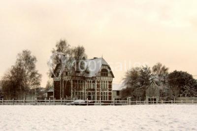 Structure gonflable noire avec cibles circulaires rouges et blanches, installée sur une pelouse en plein air.
