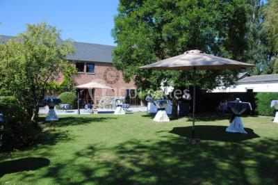 Structure gonflable noire avec cibles circulaires rouges et blanches, installée sur une pelouse en plein air.