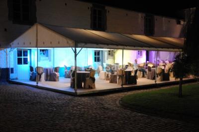 Structure gonflable noire avec cibles circulaires rouges et blanches, installée sur une pelouse en plein air.