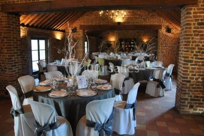 Structure gonflable noire avec cibles circulaires rouges et blanches, installée sur une pelouse en plein air.