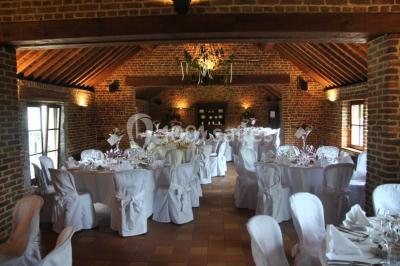 Structure gonflable noire avec cibles circulaires rouges et blanches, installée sur une pelouse en plein air.