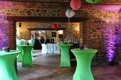 Structure gonflable noire avec cibles circulaires rouges et blanches, installée sur une pelouse en plein air.